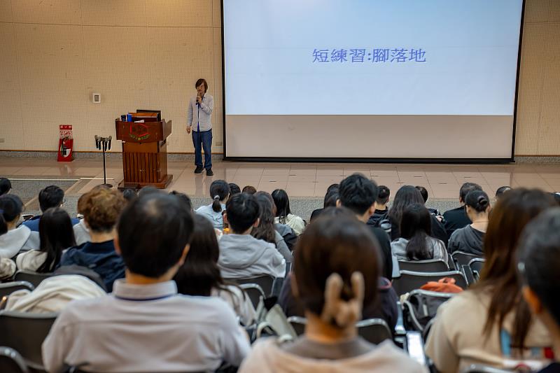 嘉藥校慶週名人演講邀請到資深音樂人林隆璇分享音樂及正念，吸引眾多師生前往參加