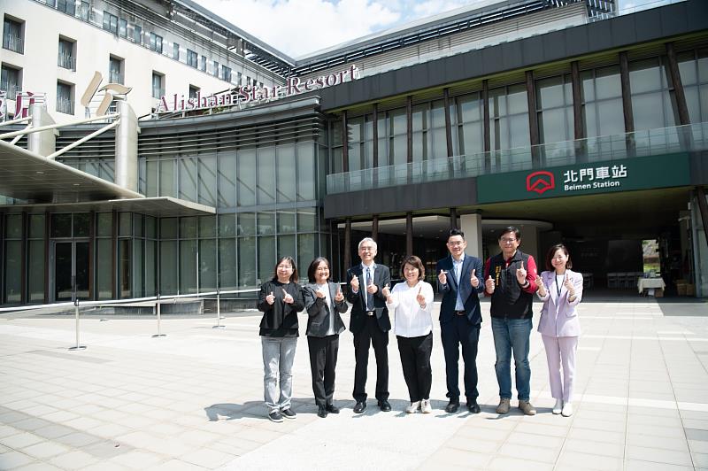市長與王昭堡處長(左三)及 煙波集團執行長鄭君寰(右三)等多位貴賓於北門車站前合影