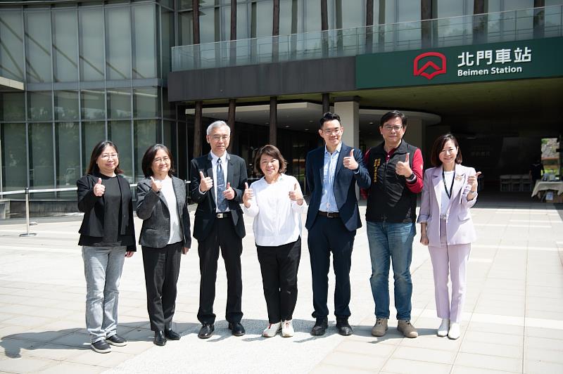 市長與王昭堡處長(左三)及 煙波集團執行長鄭君寰(右三)等多位貴賓於北門車站前合影