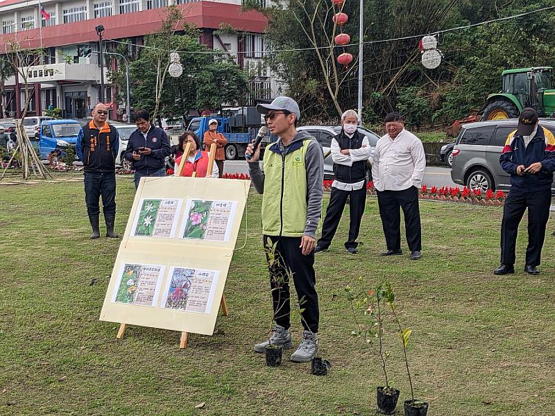 林業保育署花蓮分署玉里工作站同仁介紹今年贈苗樹種