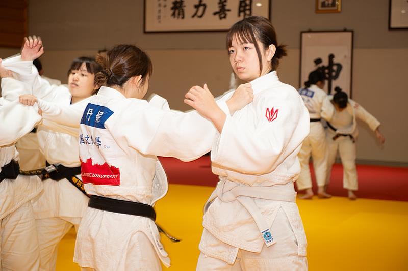 平成國際大學女子柔道社學生與本校體育系學生進行友誼賽。