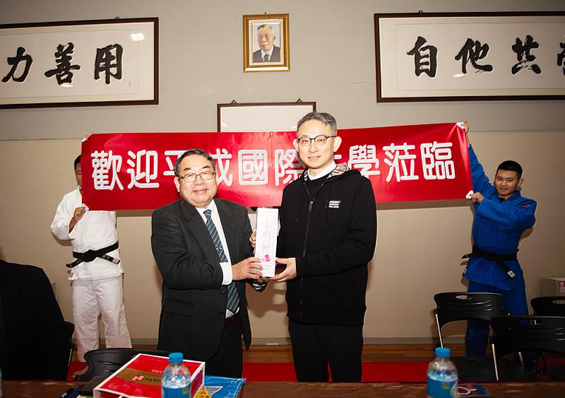 文大蔡佳麟國際長(右)與日本平成國際大學淺野和生副校長(左)交換禮物。