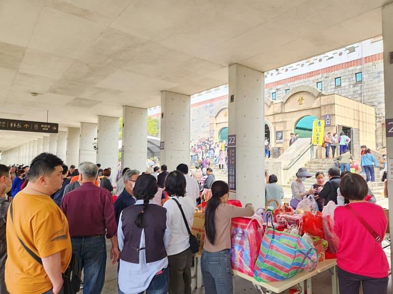 圖3 大坪頂祭祀長廊民眾祭拜一隅