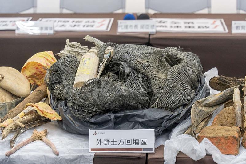 圖5.此次覆土移除工程過程中,出土大量建築廢材、工地廢棄物、人造廢棄物。
