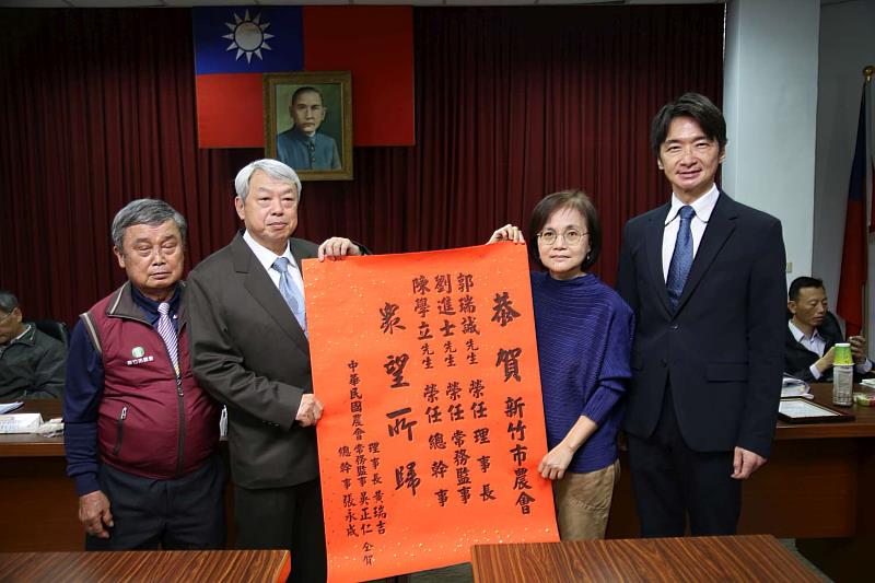 圖2.中華民國農會團隊恭賀新竹市農會理事長、常務監事及總幹事當選人(左起新竹市農會常務監事劉進士、理事長郭瑞誠、中華民國農會推廣部主任巫姿瑩、新竹市農會總幹事陳學立)。