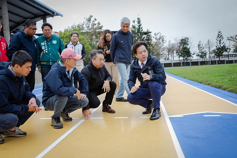 圖2.理市長邱臣遠視察朝山國小操場翻新工程。