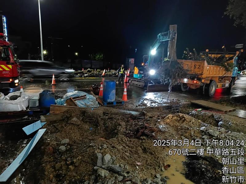 圖5 強降雨致香山中華路路樹倒塌，竹市府跨局處迅速應變恢復交通。