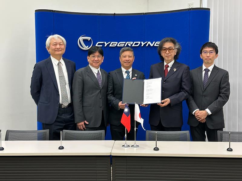 輔大藍易振校長（左三）赴日與Cyberdyne公司簽定MOU，將攜手共創高端醫療技術領域的合作與應用推廣。