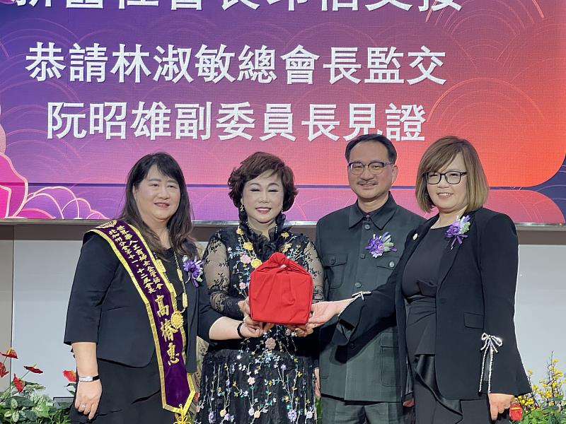世華北加州分會會長交接儀式,在世華總會會長林淑敏監交、僑務委員會副委員長阮昭雄見證下,由高椿惠(左1)交接給羅倩如(右1)