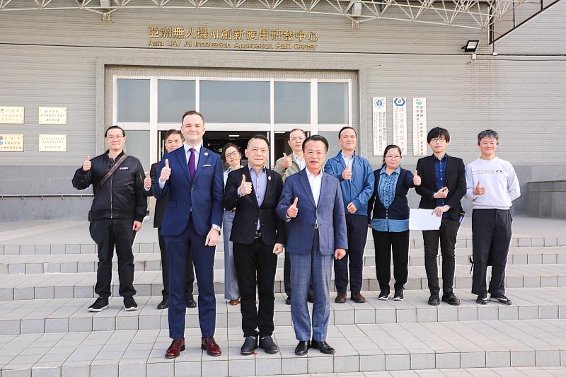 台灣波蘭商業協會參訪嘉義縣亞創中心，促進無人機產業合作-2