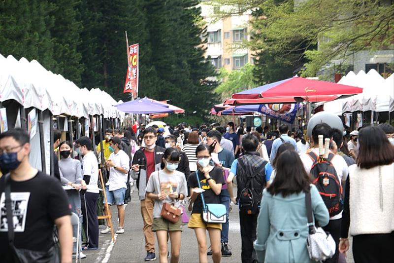 圖／活動當天除了有精彩表演可以欣賞，還有總計80間攤販一次滿足民眾的吃喝玩樂！