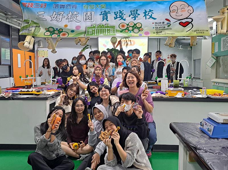 大葉大學植物蠟筆手作工作坊,學員開心展示製作成品