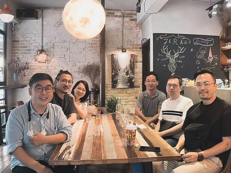 Boson將林銘煌(右二)視為啟蒙老師，在課程中探討的型態與人的關係、互動關係、空間關係、情感關係、歷史關係等內容，時至今日也令他受益良多。