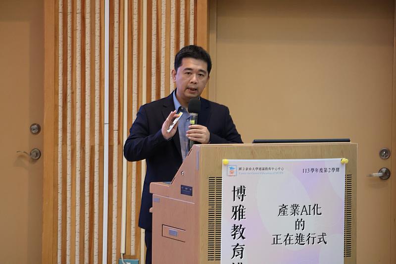 臺灣人工智慧學校校務長蔡明順以「產業AI化的正在進行式」為題,與南大師生探討AI浪潮下的產業人才培育