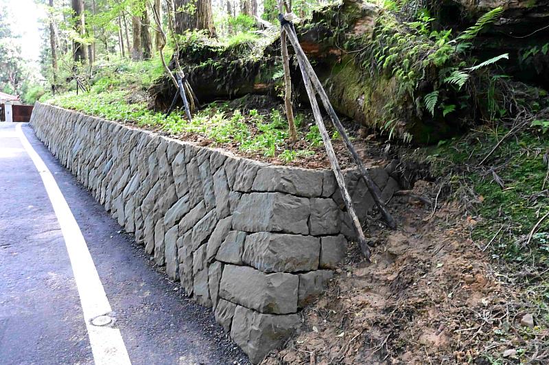 利用二萬坪堆積塊石打鑿鑲嵌緊密結合，作為園區護坡