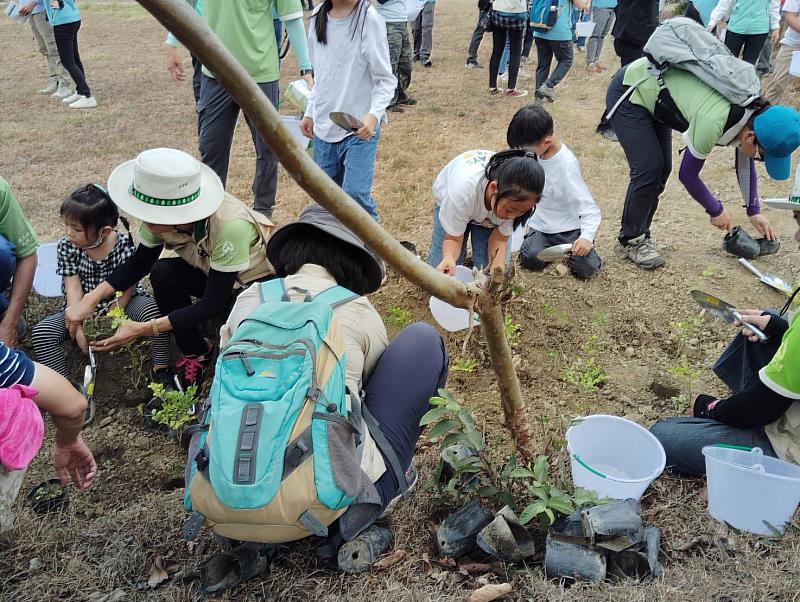 大家一起編織生態綠網(113年植樹活動資料照)