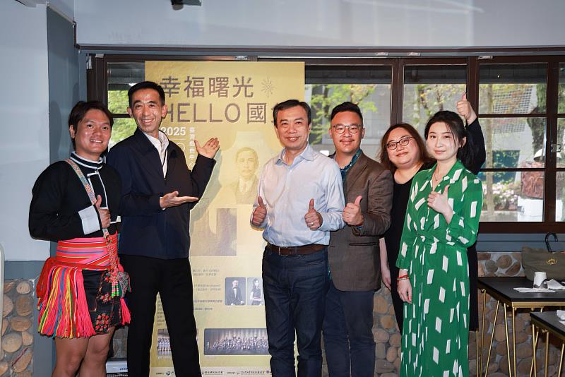 紀念國父孫中山先生逝世100週年《幸福曙光—HELLO國父》音樂會記者會左起三金得主舒米恩.魯碧、國父紀念館館長王蘭生、臺灣國樂團團長吳定哲、指揮周聖文、築文創藝術股份有限公司江謝嘉芬、胡琴演奏家戴瑋