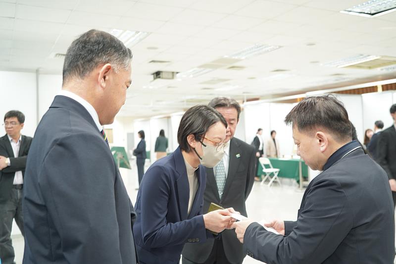 學生畢業後在王子飯店服務返校向校長自我介紹