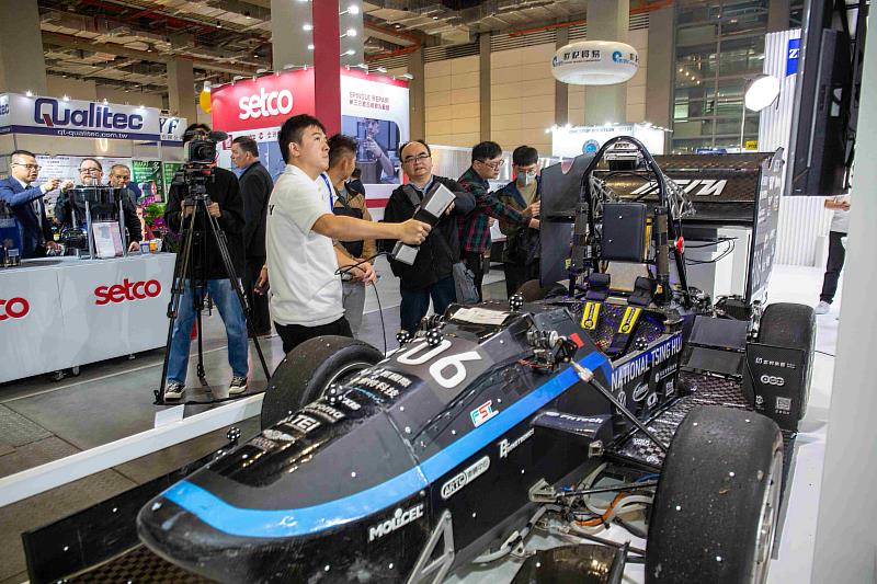 台灣蔡司與清華大學賽車團隊產學合作