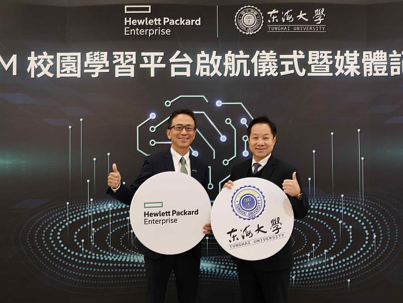 東海大學借助HPE等科技巨頭之頂尖技術，不僅於校園內提供產業級算力資源，更建構跨領域教學與實作場景。圖為東海校長張國恩(右)、HPE台灣暨香港董事長王嘉昇(左)。