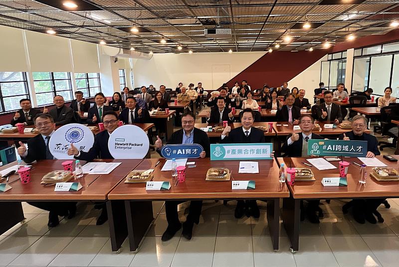 LLM校園學習平台打破AI教學的三大斷層，讓學生能實際建置AI Agent、微調大型語言模型，創造具商業價值的AI應用。
