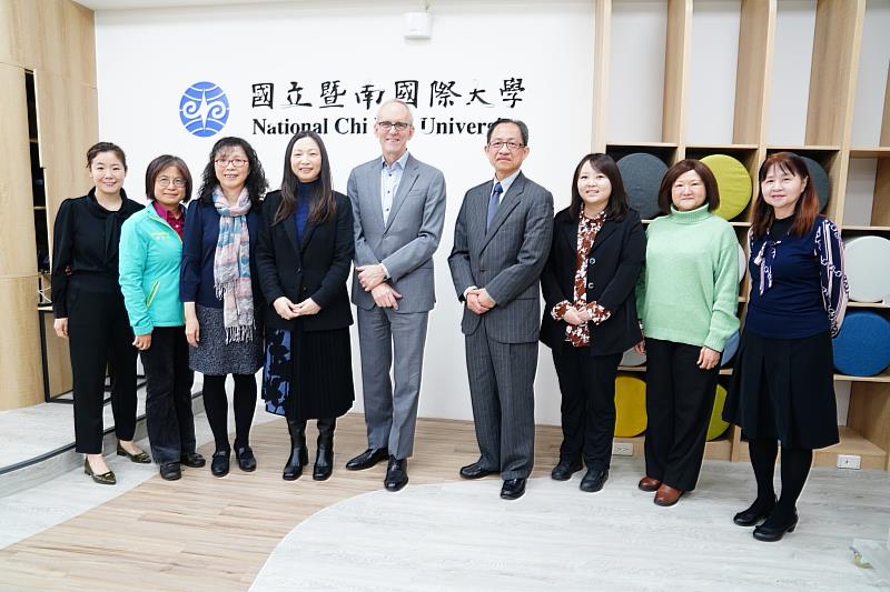 美國俄亥俄州立大學(OSU)文理學院院長 David Horn 博士(中)與暨大教授群,於參訪活動合影。
