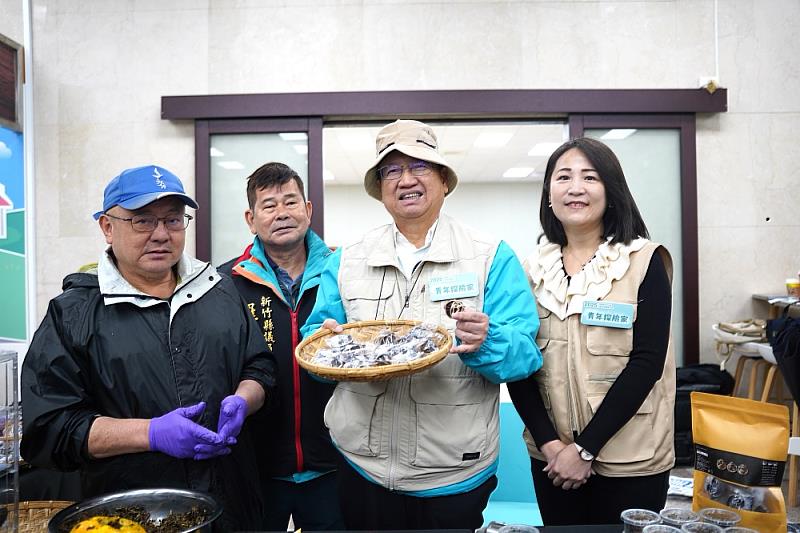 新竹縣長楊文科了解酸柑茶製作，歡迎大家青年們參與青年探險家系列活動。