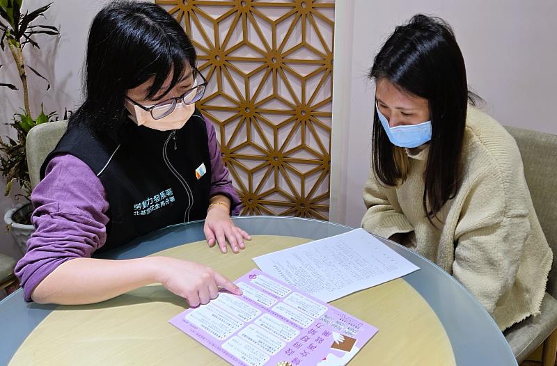 婦女再就業計畫提供再就業獎勵，並鼓勵企業彈性調整工時，幫助二度就業婦女重返職場