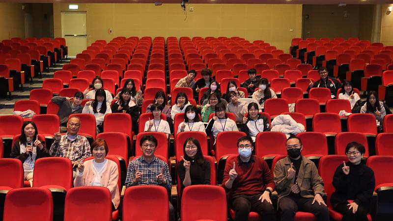 東海中文系與東山高中合辦「山海之間的對話」文學營，藉寫作培養學生對於文學創作的興趣與書寫能力。