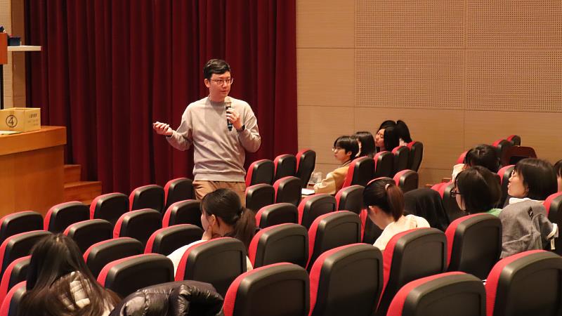 李時雍老師以「微觀生活：小小說談起」為題帶領學生嘗試小說創作。