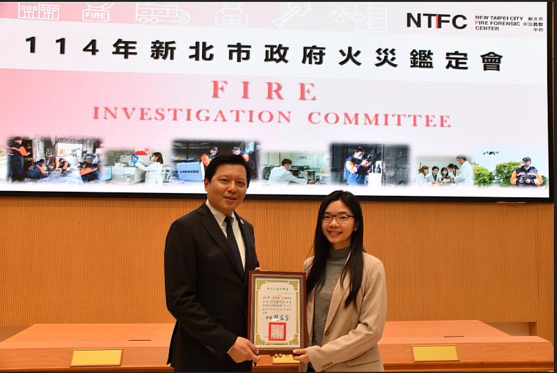 副市長頒發聘書(照片右一:法制局消費者保護官 陳思純)