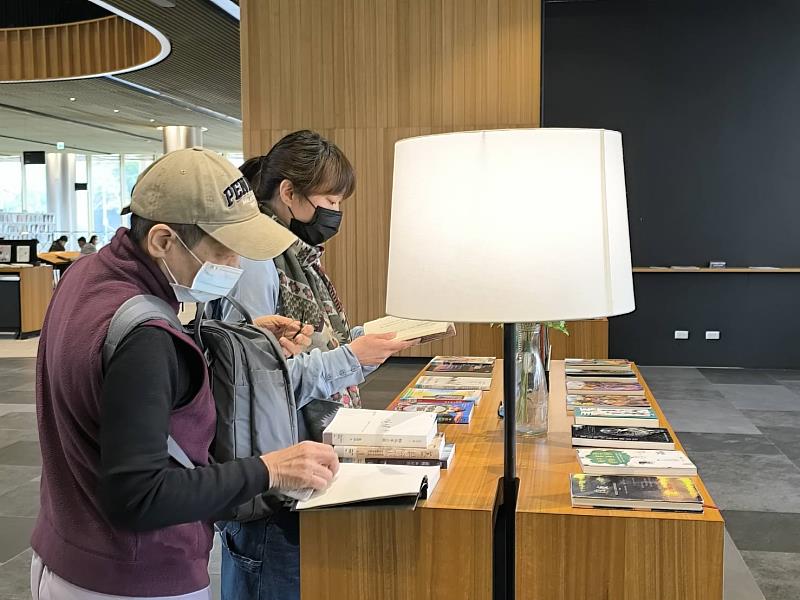在借閱書籍類別方面,語言文學類仍是臺南市民的最愛