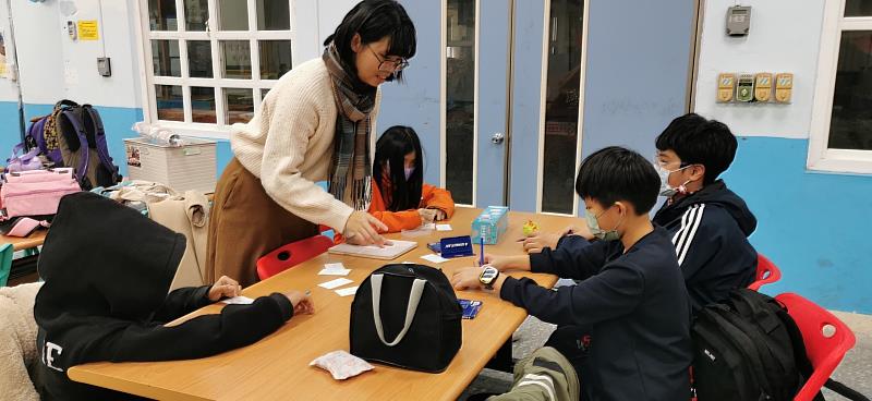 淡江大學英文學系3年級許予臻同學積極為華語教學生涯舖路,圖為其參與外語學院「大學伴計畫」與學生合影。(圖/淡江大學提供)