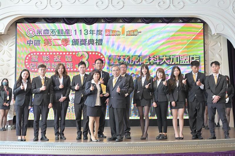 永慶不動產店東潘心紜(前排左一)肯定孫慶餘董事長的加盟平台,讓她安心放手兒子女兒去闖(永慶房產集團提供)