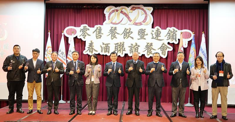 經濟部政務次長何晉滄(左6)出席CPC舉辦「2025零售餐飲暨連鎖春酒聯誼餐會」，並與CPC總經理張寶誠(左7)與其他貴賓合影。圖／中國生產力中心提供