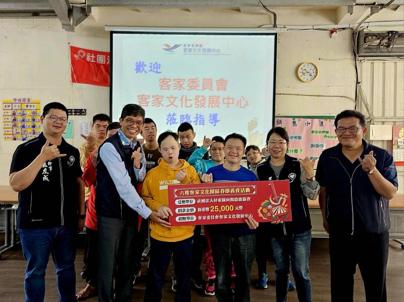 圖2 2025六堆共好,六堆園區春節義賣,收益部分捐贈社團法人屏東縣向陽啟能協會(左二為客發中心主任何金樑、右二為向陽啟能協會理事長張靜玲)