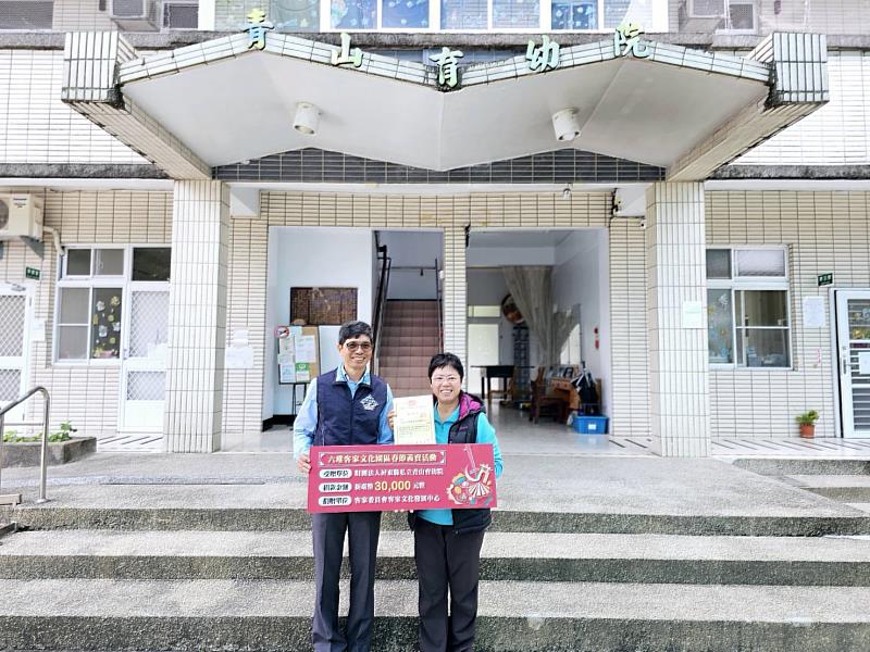 圖1 2025六堆共好,六堆園區春節義賣,收益部分捐贈財團法人屏東縣私立青山育幼院(左至右為客發中心主任何金樑、青山育幼院院長翁素蘭)