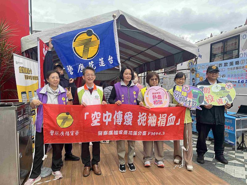 挽袖捐血領苗植樹活動合照