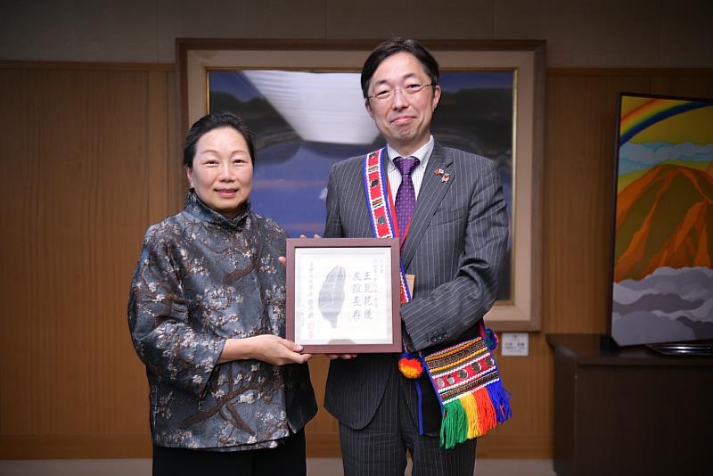 花蓮縣長徐榛蔚贈送熊本縣知事木村敬象徵台日長久的友好情誼「玉見台灣」及承載花蓮溫暖祝福的「情人袋」。