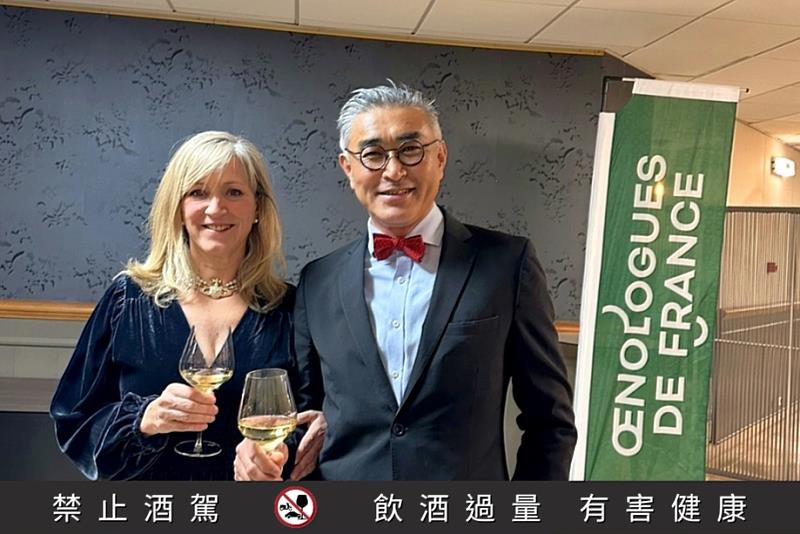 法國釀酒師公會執行長Emmanuelle Fourteau與陳千浩老師合照