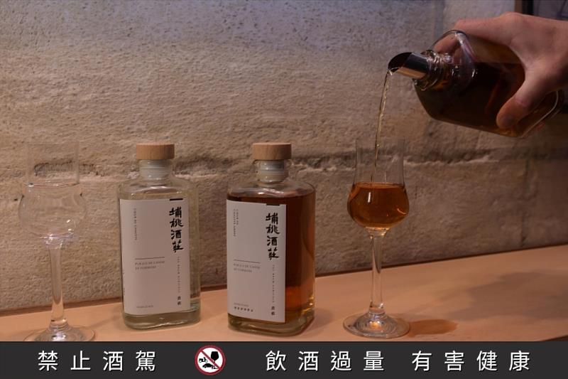 (由右到左)農藝蘭姆原酒與過桶金牌埔桃酒熟成農藝蘭姆酒