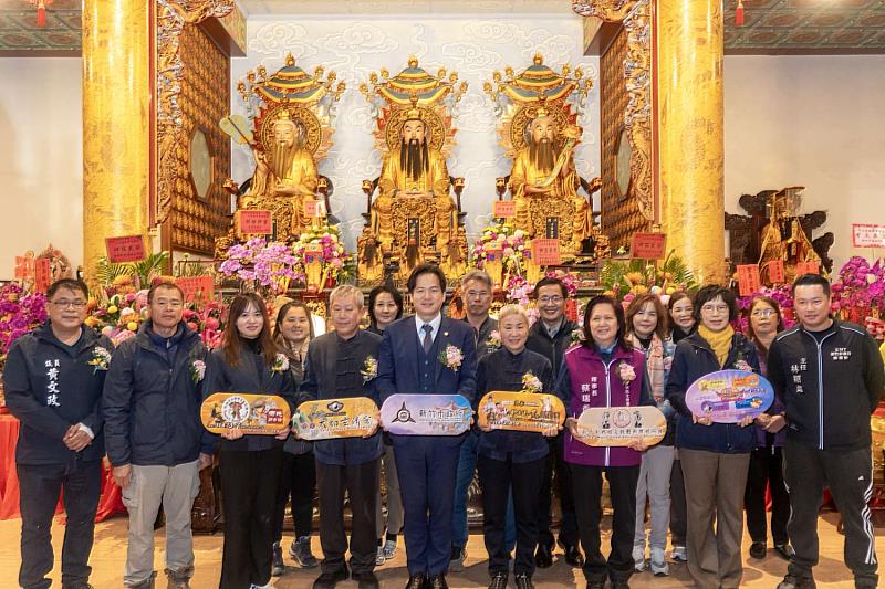 竹市太初玄清宮建廟30週年代理市長邱臣遠前往祝賀，與廟方及貴賓合影