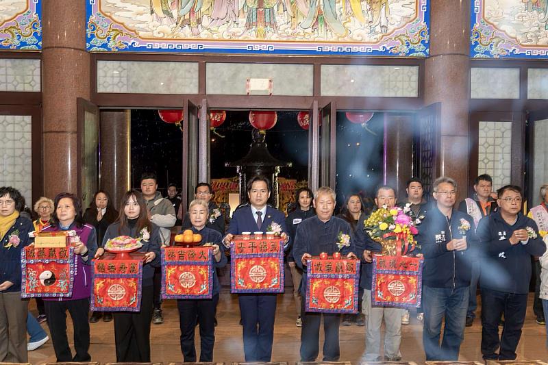 代理市長邱臣遠祀福祝願市政順利，市民安康