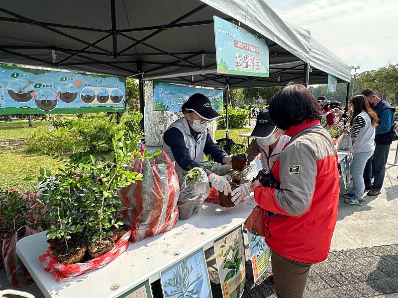林業保育署嘉義分署8日上午在北香湖公園舉辦公益贈苗暨廉政宣導活動