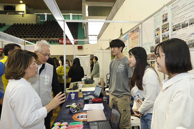 0_大學博覽會人潮絡繹不絕 (1)