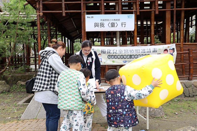 花蓮慈院身為東區兒童重難症照護核心醫院,利用機會讓親子同樂、加強衛教宣導,讓孩子健康長大,也提升家長健康照護的能力。(攝影/吳宛霖)