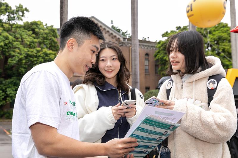 活動現場，信義集團MA分享職涯成長經驗，與求職學生熱烈互動。