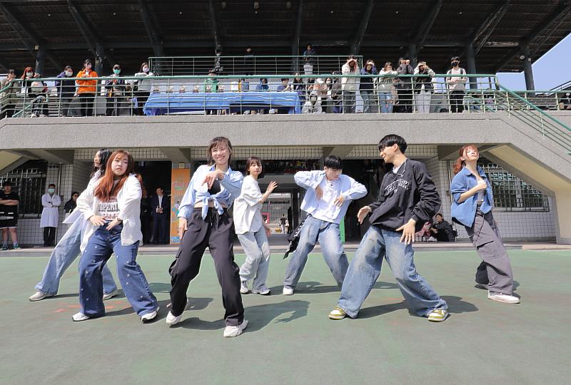 嘉藥藥學系舞團在運動會開幕典禮精彩演出