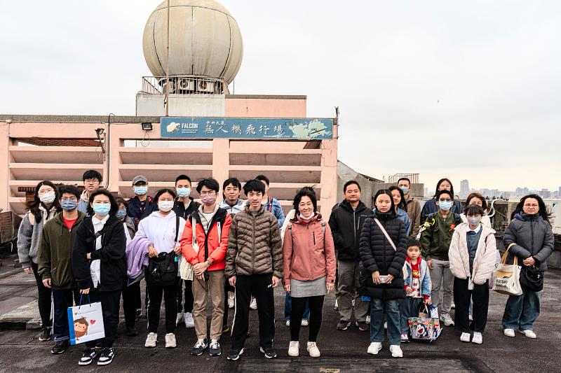 學子參觀位於科學二館頂樓的的大氣系督卜勒雷達。