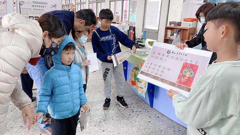 現場小朋友熱絡參與闖關答題。（勝利國小提供）